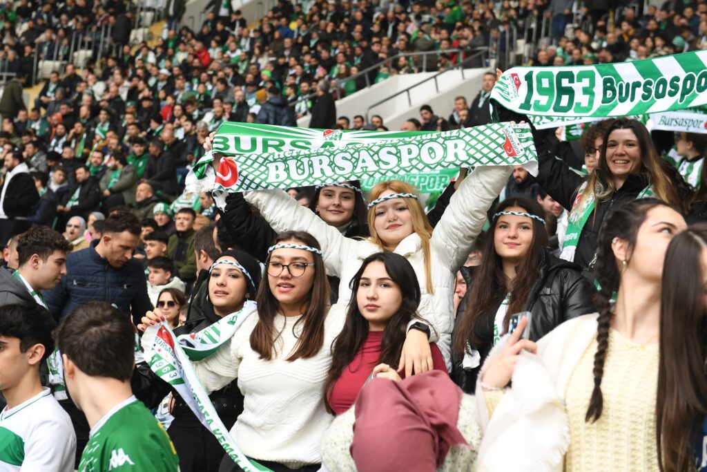 Başkan Aydın, Bursa'da Bursaspor’un maçını öğrencilerle birlikte izledi