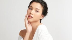 Cam Gibi Parlak Cildin Sırrını Veriyoruz: Koreli Kadınların 6 Adımda Kusursuz Güzellik Rutinini Keşfet!