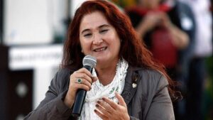 Eski vekillere trafik kıyağına CHP’li sanatçıdan tepki