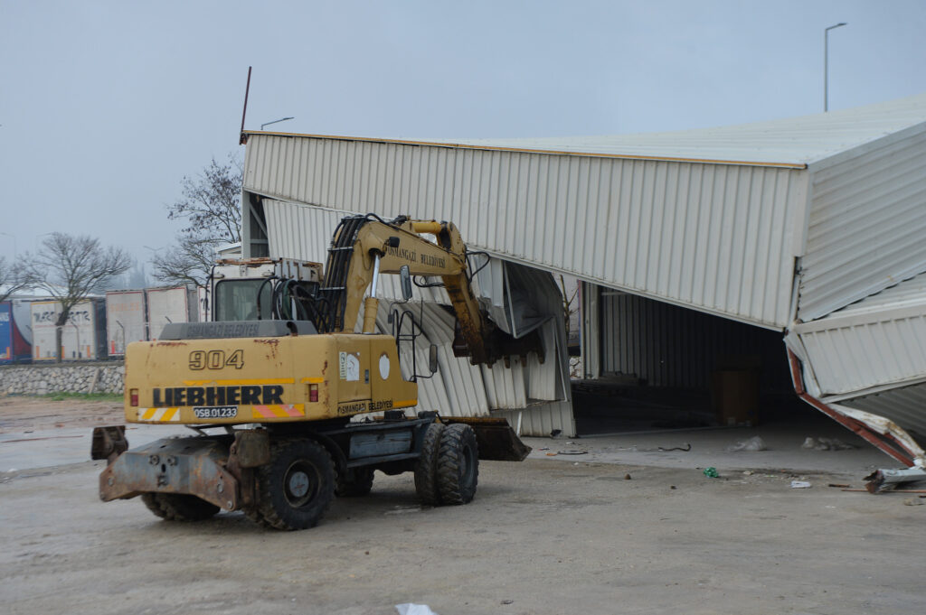 Bursa'da Tarım arazisi üzerindeki kaçak depo yıkıldı