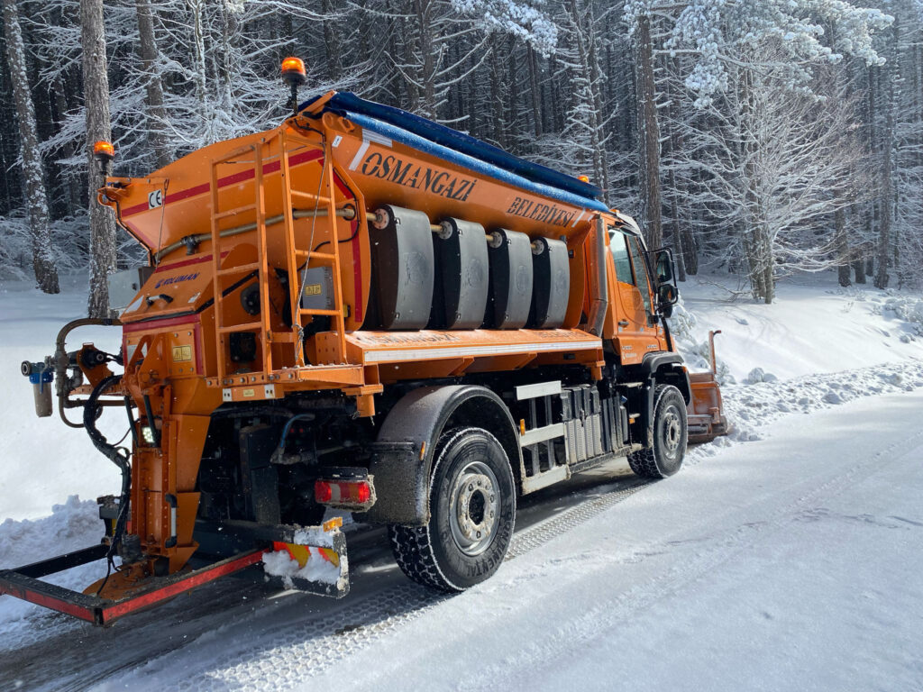 Bursa’da Karla kapanan yollara anında müdahale
