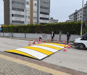 Okul önlerine ve caddelere hız kesici kasis