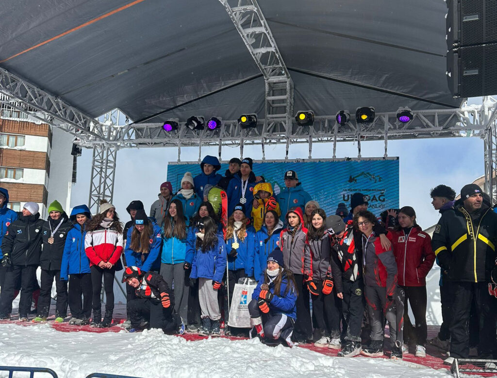 Osmangazi’de genç kayakçılar pistte göz doldurdu