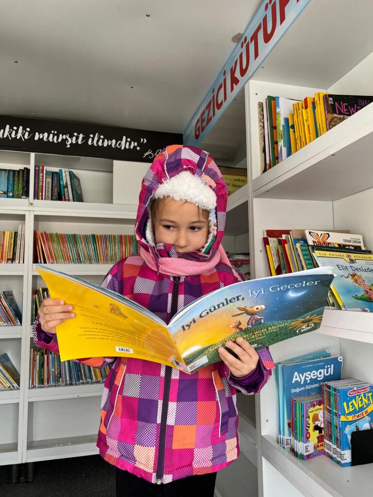 Osmangazi Gezici Kütüphane’de çocuklar için kitap ayracı atölyesi