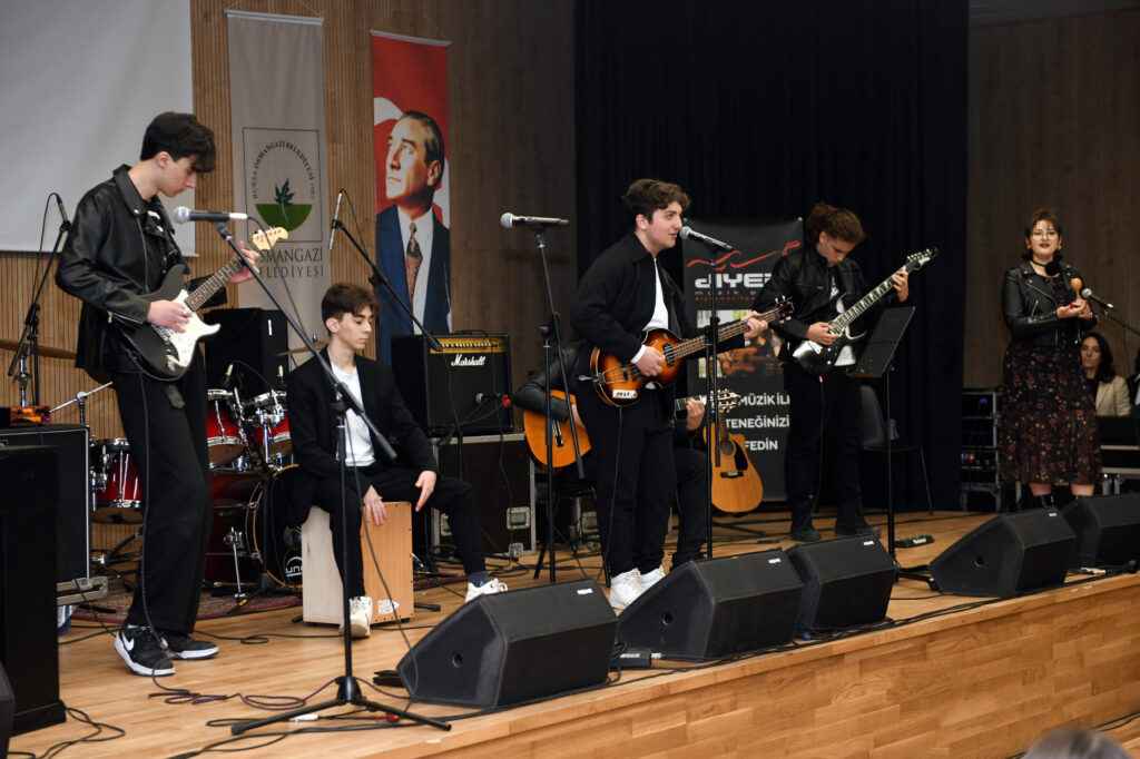 Genç müzisyenler final için sahnede