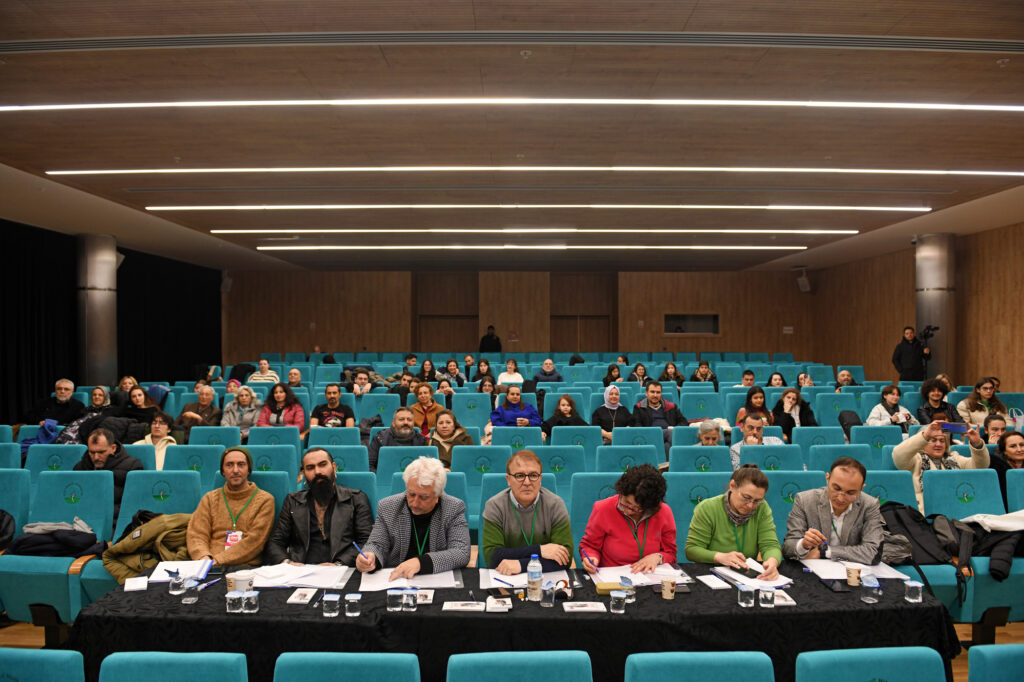 Genç müzisyenler final için sahnede