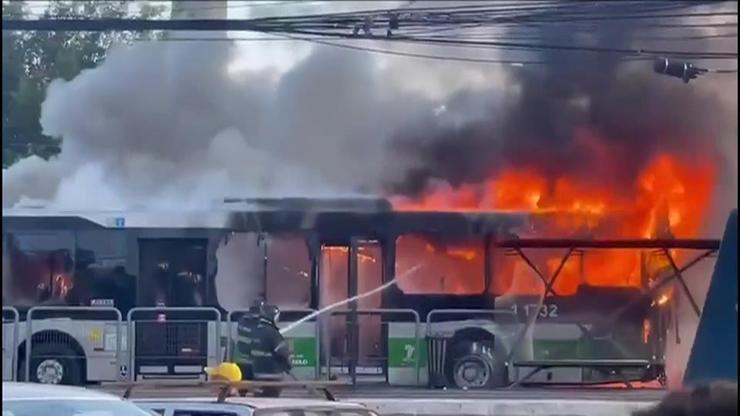 Son Dakika Haberi | Brezilya’da uçak yolda araçların üzerine düştü
