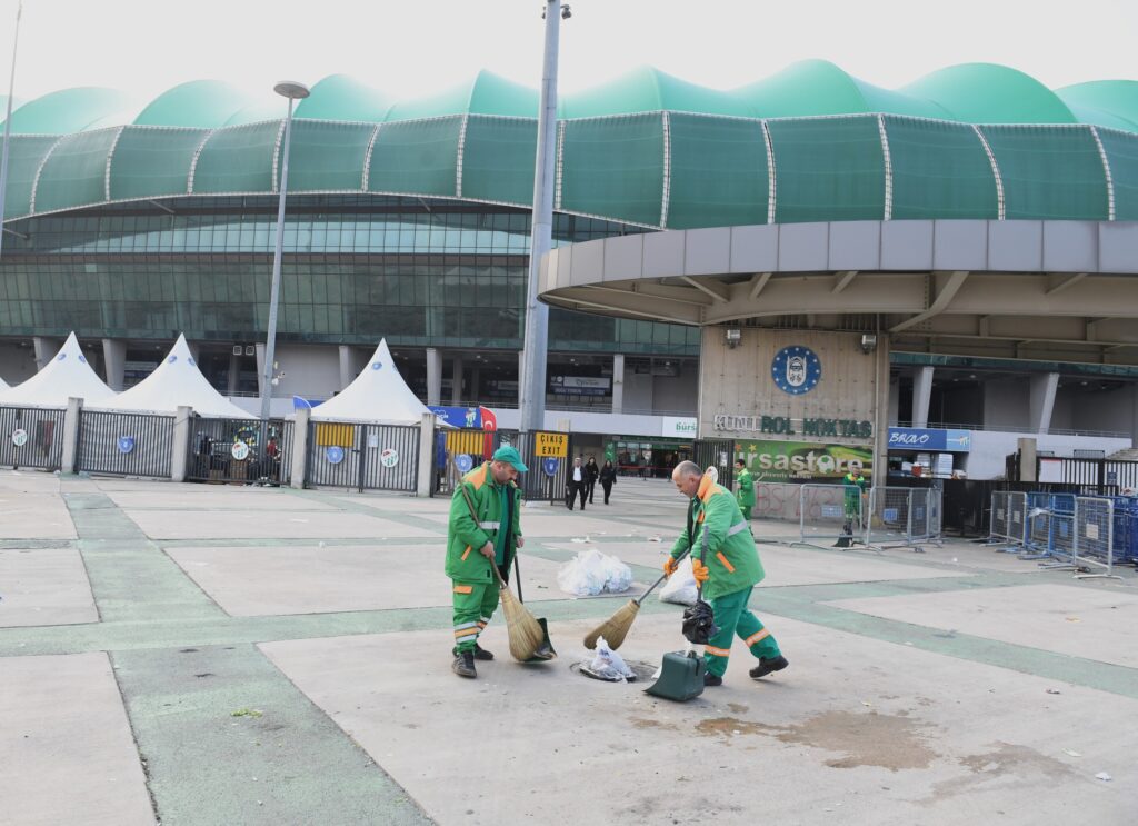 Stadyumun temizliğine Bursa Osmangazi desteği