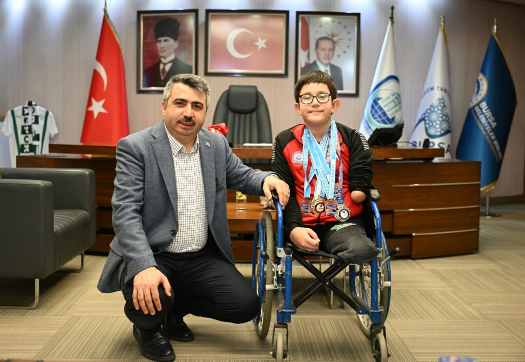 Tek koluyla yüzen Muhammed Ali şampiyonluğa kulaç atıyor