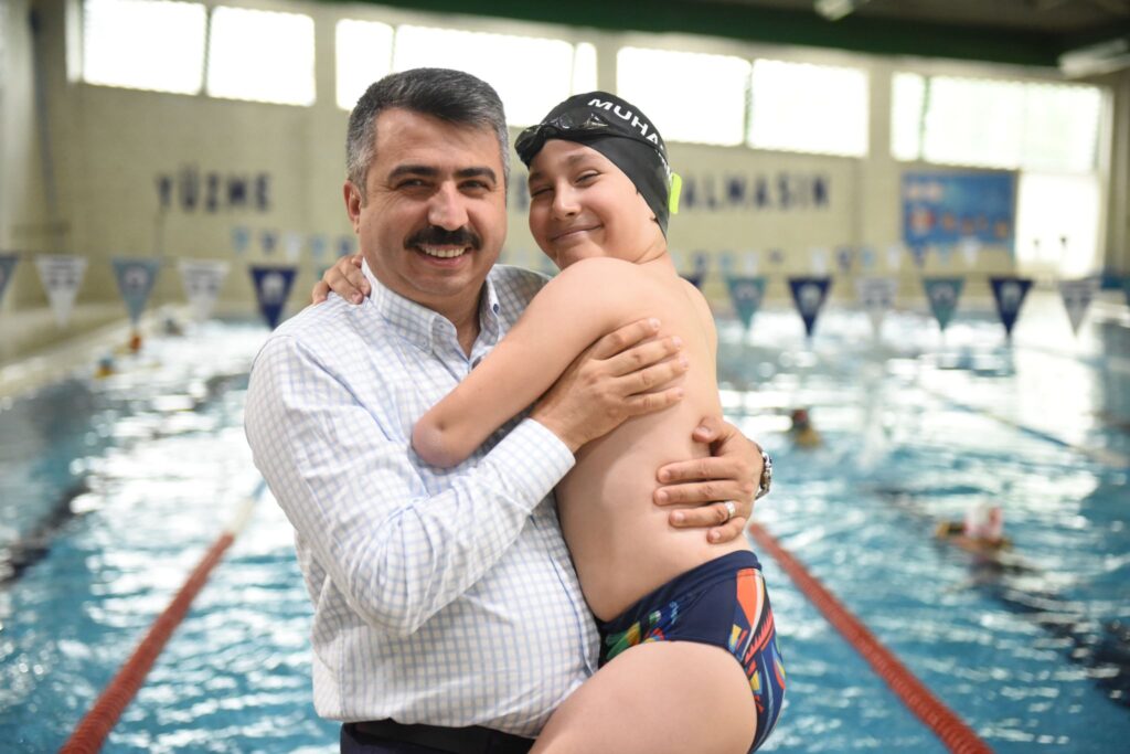 Tek koluyla yüzen Muhammed Ali şampiyonluğa kulaç atıyor