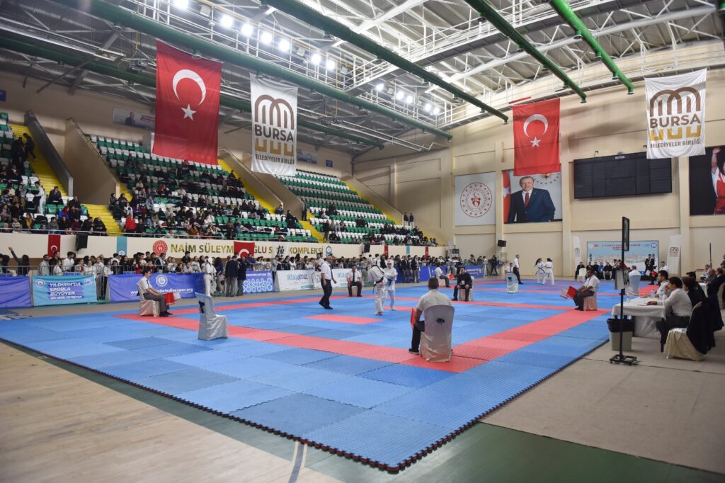 YILDIRIM BELEDİYESİ TARAFINDAN, NAİM SÜLEYMANOĞLU SPOR KOMPLEKSİ’NDE DÜZENLENEN 11. KYOKUSHİN KARATE TÜRKİYE ŞAMPİYONASI’NA 25 ŞEHİRDEN 51 SPOR KULÜBÜ KATILDI.