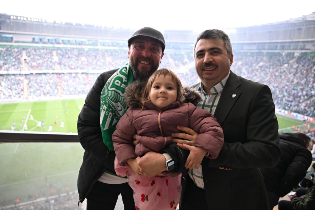 Bursa Yıldırım'da Bursaspor sevgisi engel tanımıyor Yıldırım Belediyesi, ‘herkes için spor anlayışıyla görme engelli taraftarın Bursaspor maç coşkusunu paylaşmaya devam ediyor.