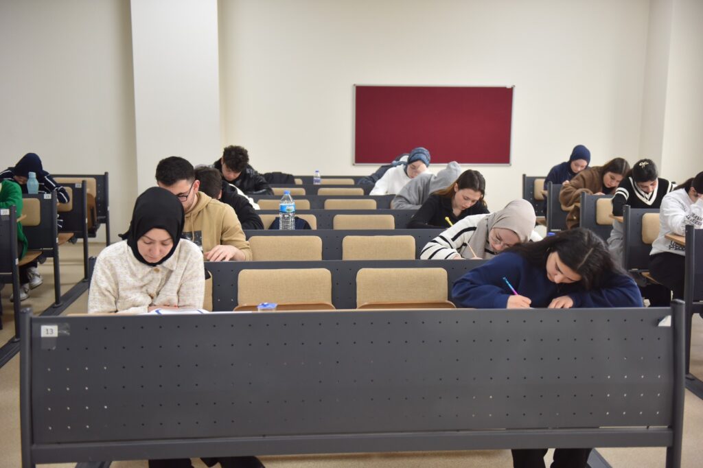 Bursa Yıldırım’da üniversite adaylarına Tyt provası