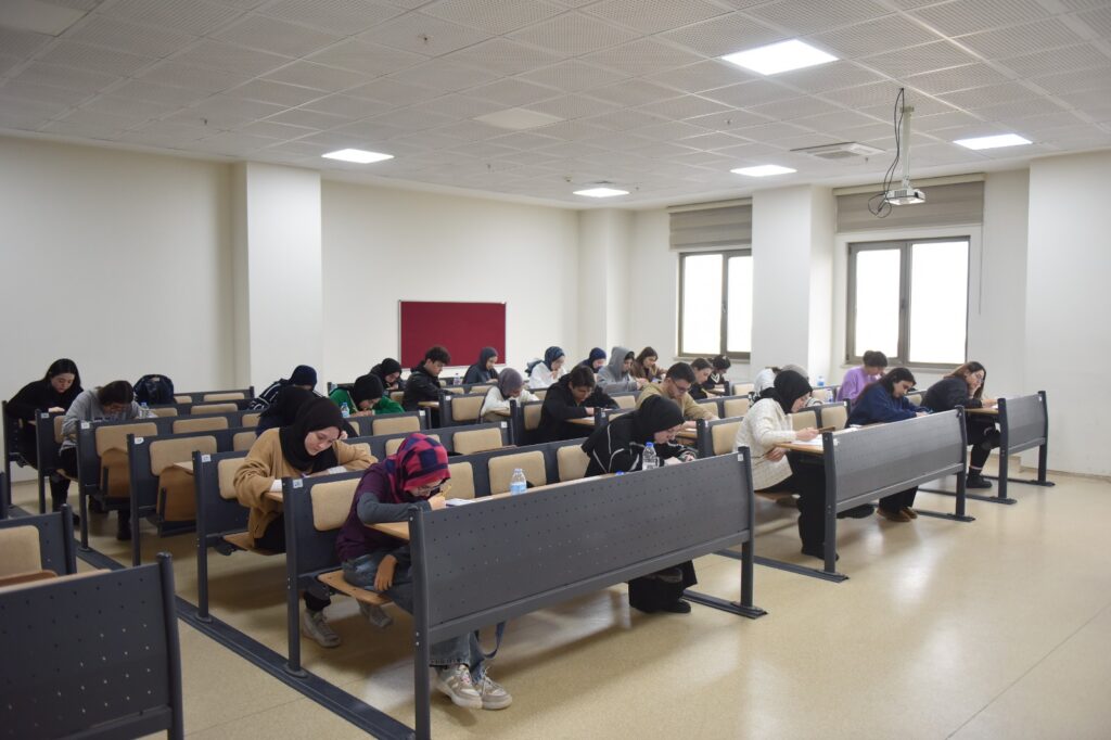 Bursa Yıldırım'da üniversite adayalarına Tyt provası