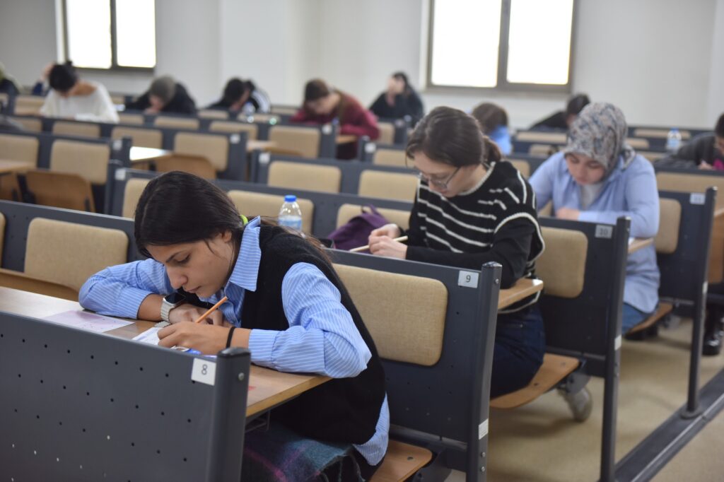 Bursa Yıldırım'da üniversite adaylarına Tyt provası