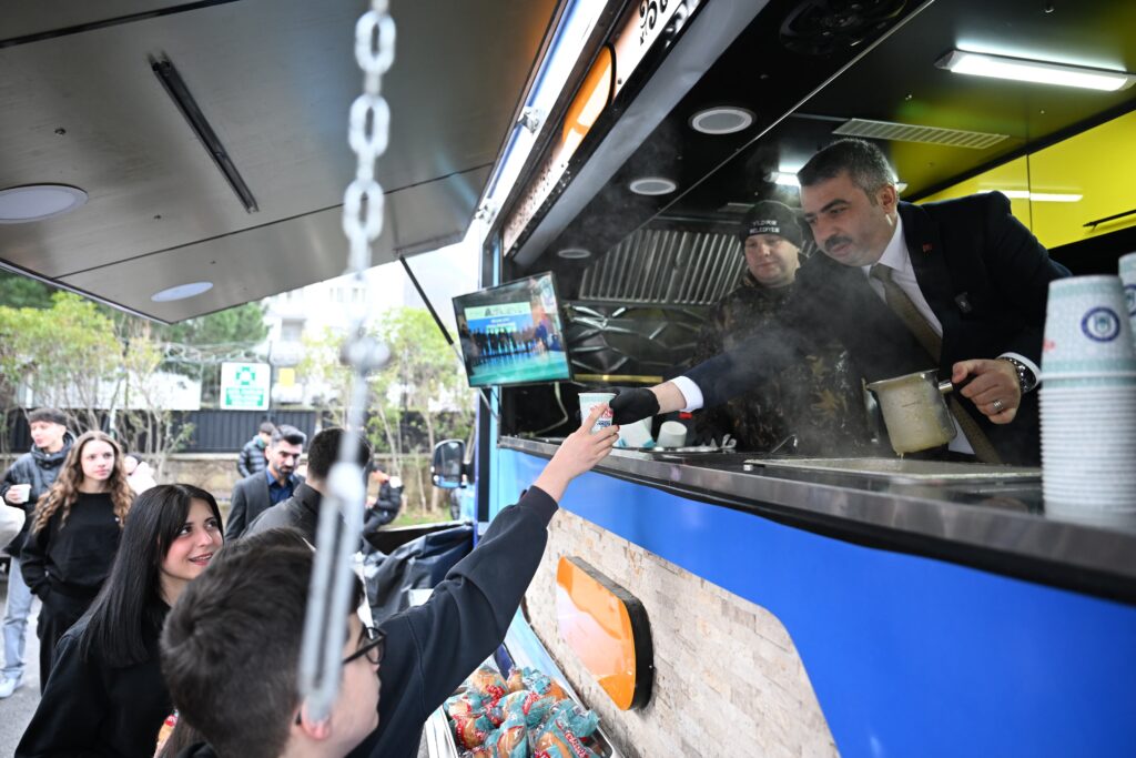 Başkan Yılmaz mesaisine öğrencilerle başladı