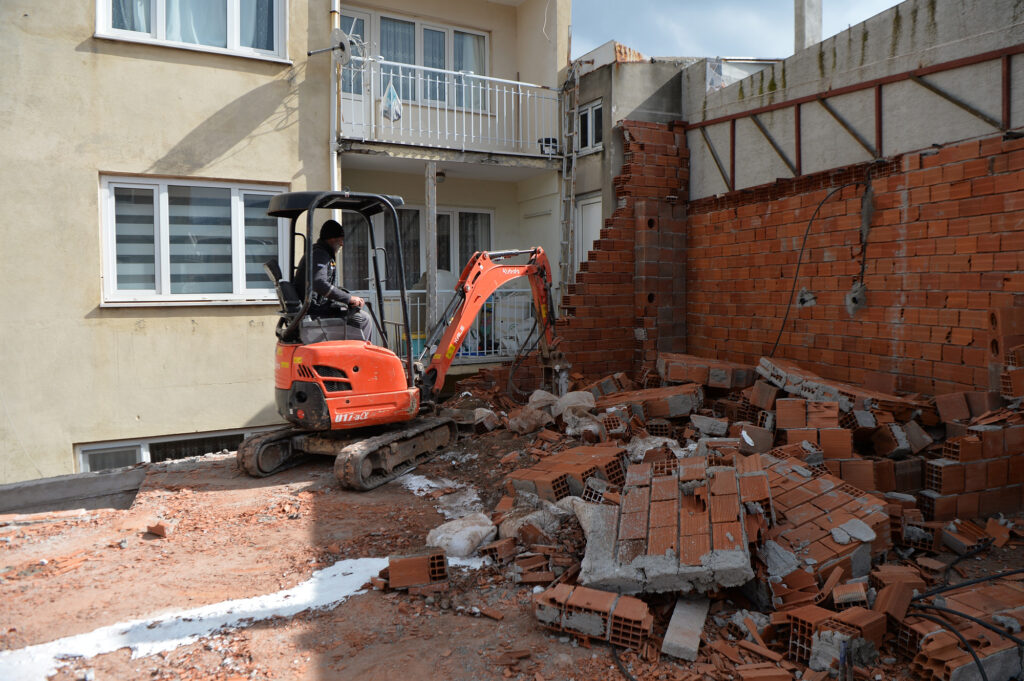 Bursa'da İnşaat aşamasındaki kaçak katlar yıkıldı
