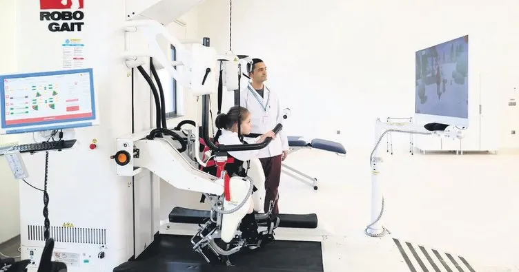 Yürüme robotuyla hayata yeniden adım