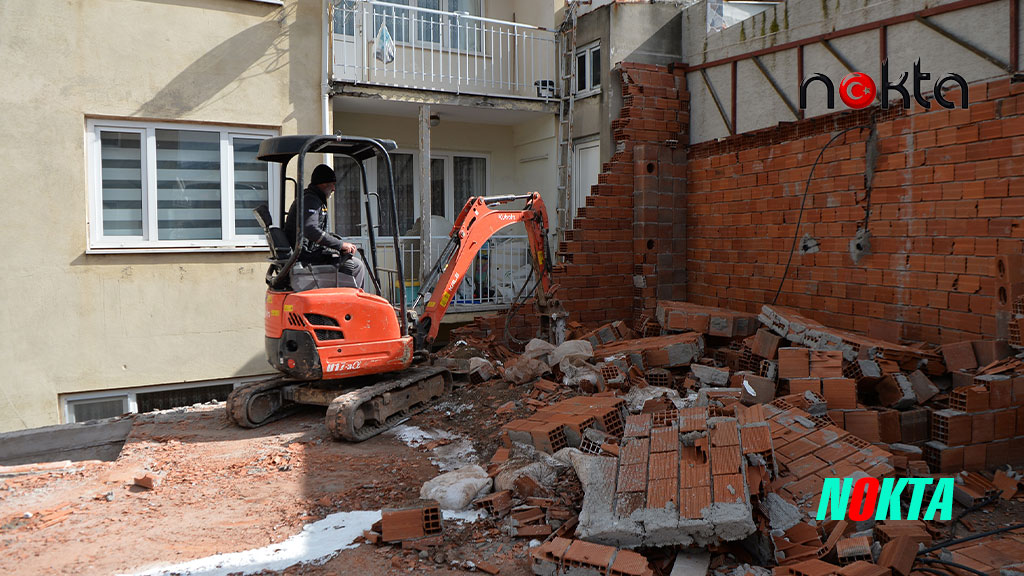 Bursa’da İnşaat aşamasındaki kaçak katlar yıkıldı