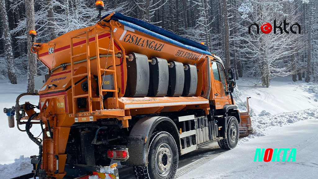 Bursa’da Karla kapanan yollara anında müdahale