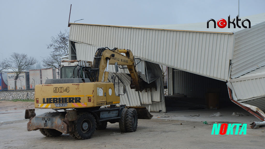 Bursa’da Tarım arazisi üzerindeki kaçak depo yıkıldı
