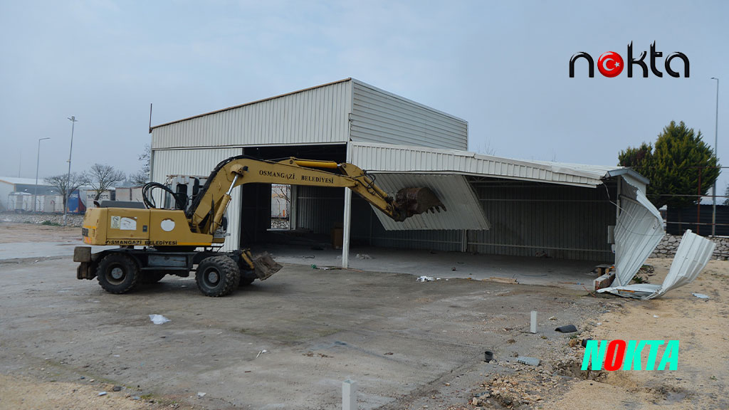 Bursa’da Tarım arazisi üzerindeki kaçak depo yıkıldı