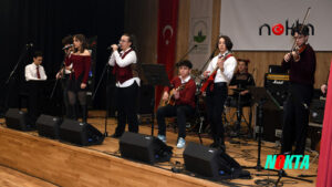Genç müzisyenler final için sahnede