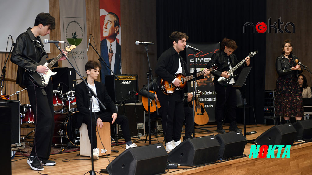 Genç müzisyenler final için sahnede