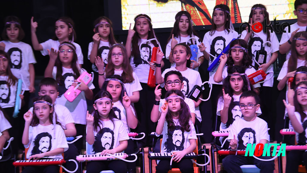 İlkokul öğrencileri Barış Manço şarkılarını söyledi