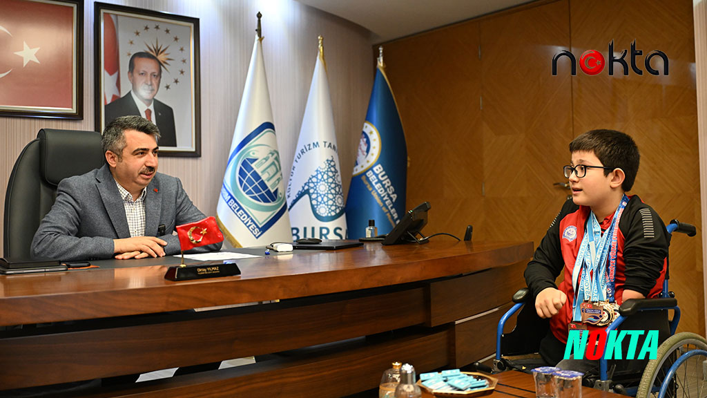 Tek koluyla yüzen Muhammed Ali şampiyonluğa kulaç atıyor