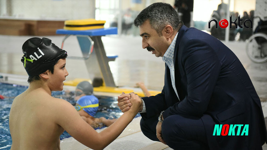 Tek koluyla yüzen Muhammed Ali şampiyonluğa kulaç atıyor