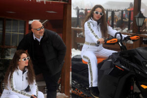 Ünlü iş insanı Barış Çelet sosyetik sevgilisi ile Uludağ’da kar keyfi yaptı…