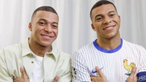 Kylian Mbappe, bal mumu heykelini ziyaret etti