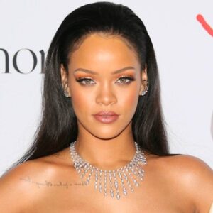 Rihanna’dan kadınar günü paylaşımı: İnciler ve güneş gözlüğüyle doğurdum