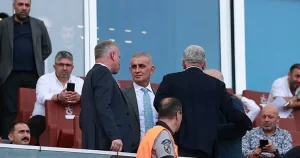 Son dakika haberi: Trabzonspor taraftarından TFF Başkanı İbrahim Hacıosmanoğlu’na tepki! Tribünlerde istifa sesleri…