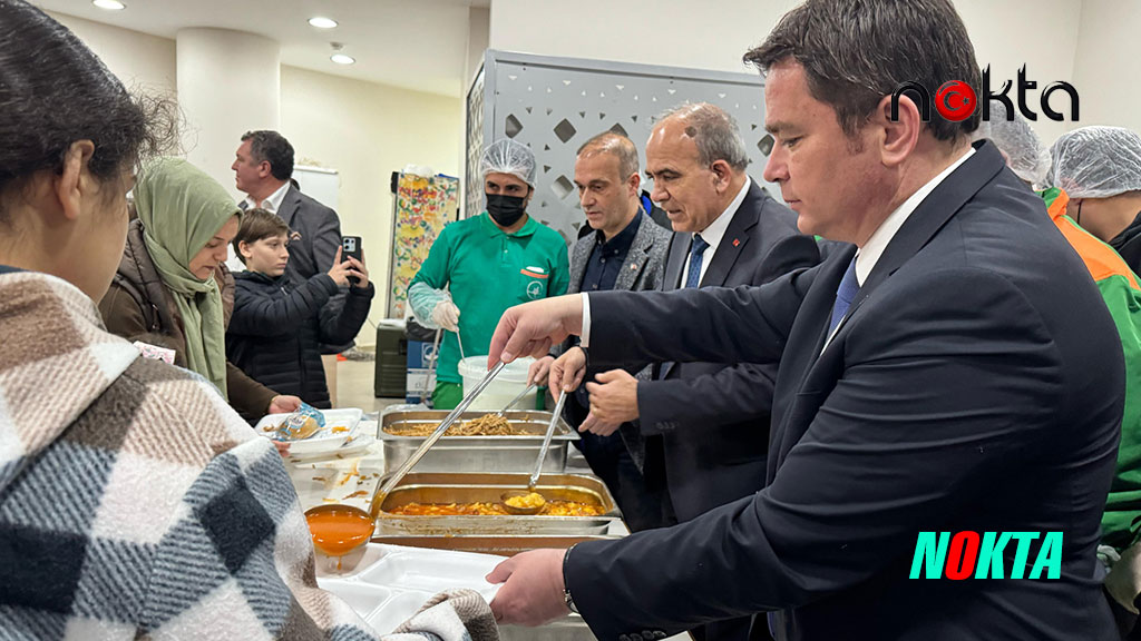 Başkan Aydın vatandaşlara iftar yemeği dağıttı