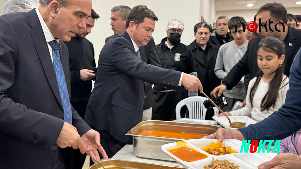 Başkan Aydın vatandaşlara iftar yemeği dağıttı