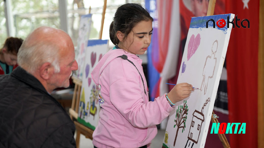 Bursa Osmangazili öğrenciler huzurevi sakinleriyle resim yaptı