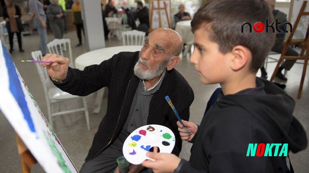 Bursa Osmangazili öğrenciler huzurevi sakinleriyle resim yaptı