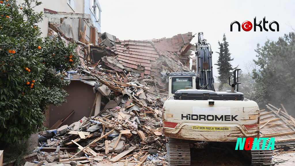 Tarihi surları tehdit eden riskli bina yıkıldı