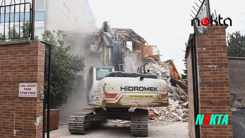 Tarihi surları tehdit eden riskli bina yıkıldı