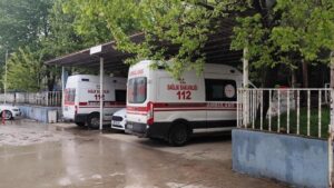 Düğüne giden ailenin otomobili şarampole devrildi! 1 Ölü 4 yaralı