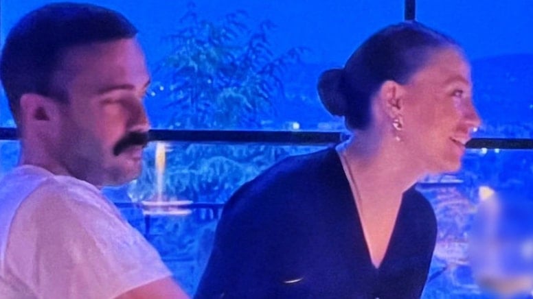 Aşıklar yemekte… Hayranları çekti