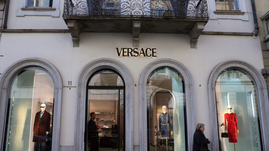 Lüks giyim devi Versace satılıyor