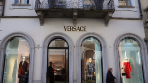 Lüks giyim devi Versace satılıyor