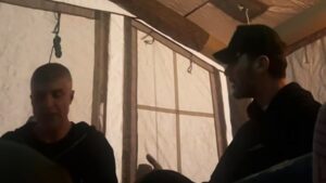 Özcan Deniz geceyi çadırda geçirdi