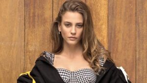 Ayaklarını gören bir daha baktı