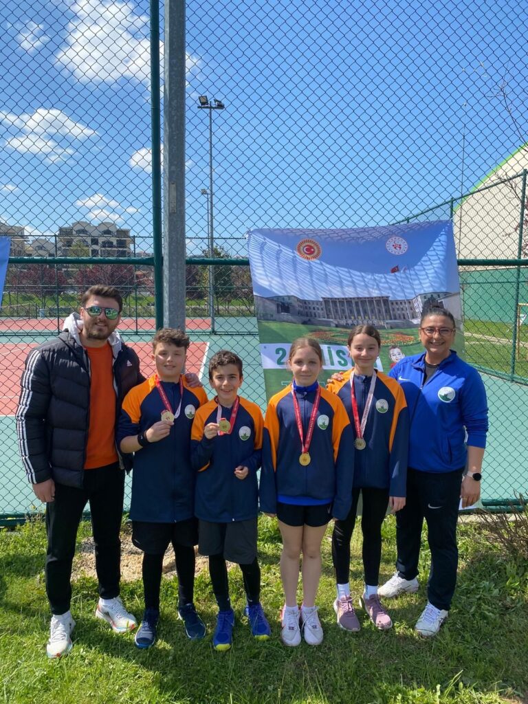 Osmangazi’nin genç raketleri kortta yıldızlaştı