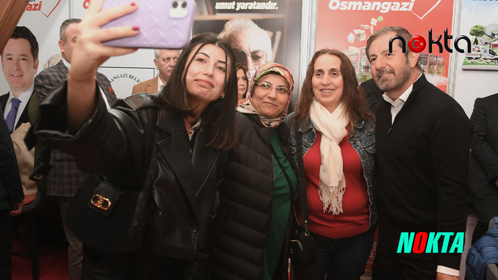 Kitapseverler Osmangazi Belediyesi’nin standında kuyruklar oluşturdu