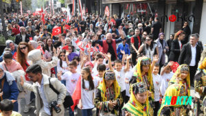 Bursa Osmangazi’de 23 Nisan coşkusu caddelere sığmadı